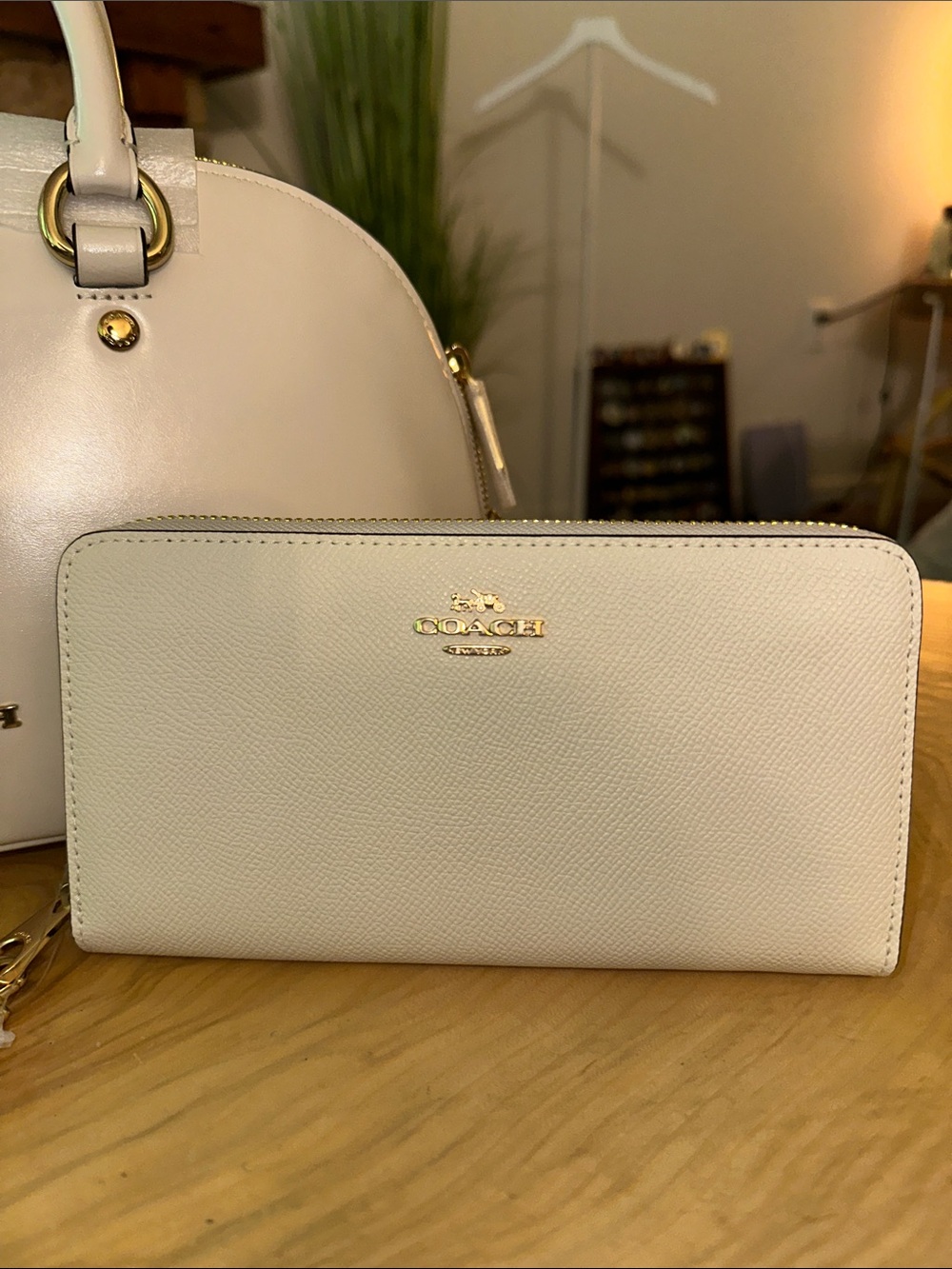 🤍🤍🤍 Coach Zip-Around Wallet in Light Cream (chalk) with Gold Hardware